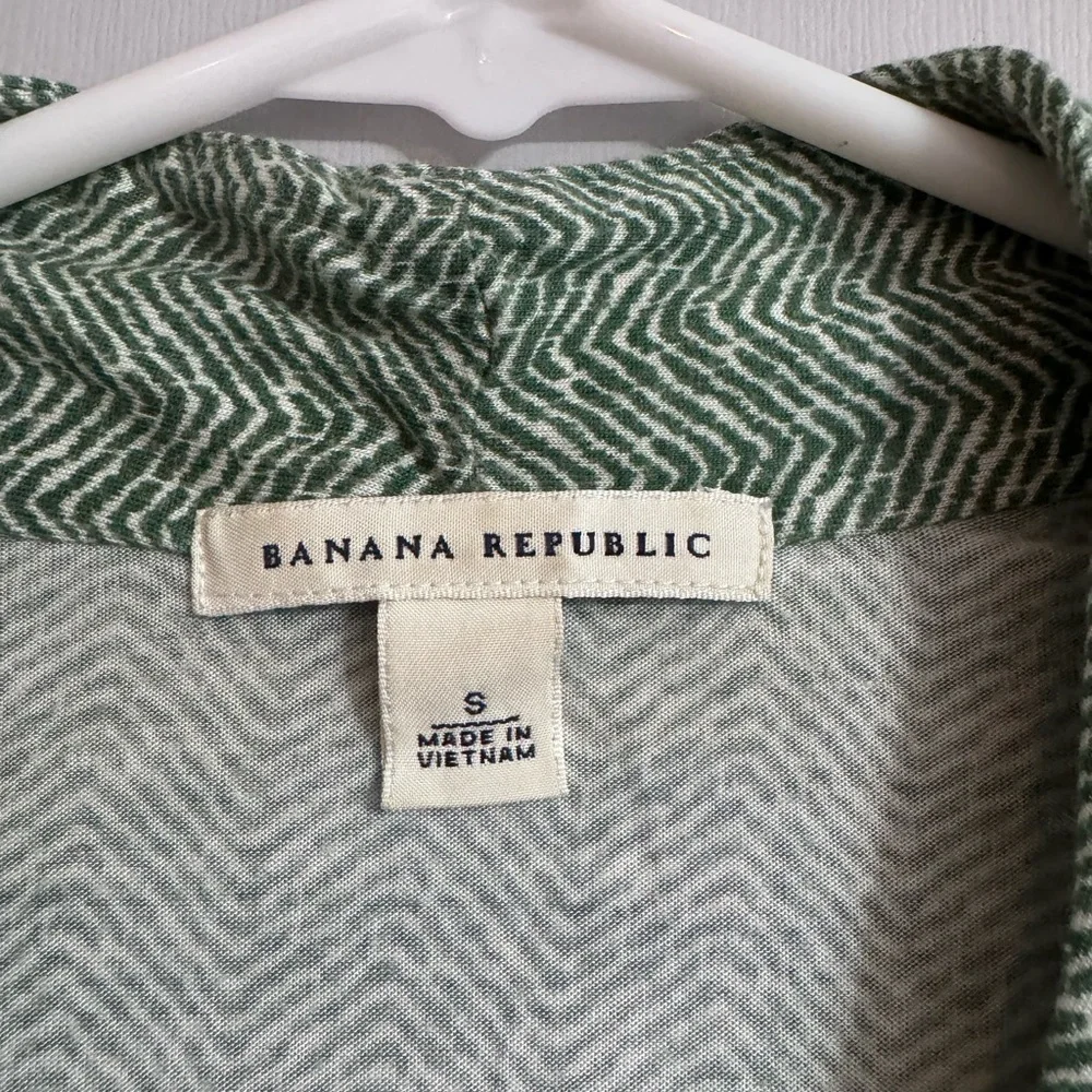 5/$32 Banana Republic Green Chevron Blouse Size Small